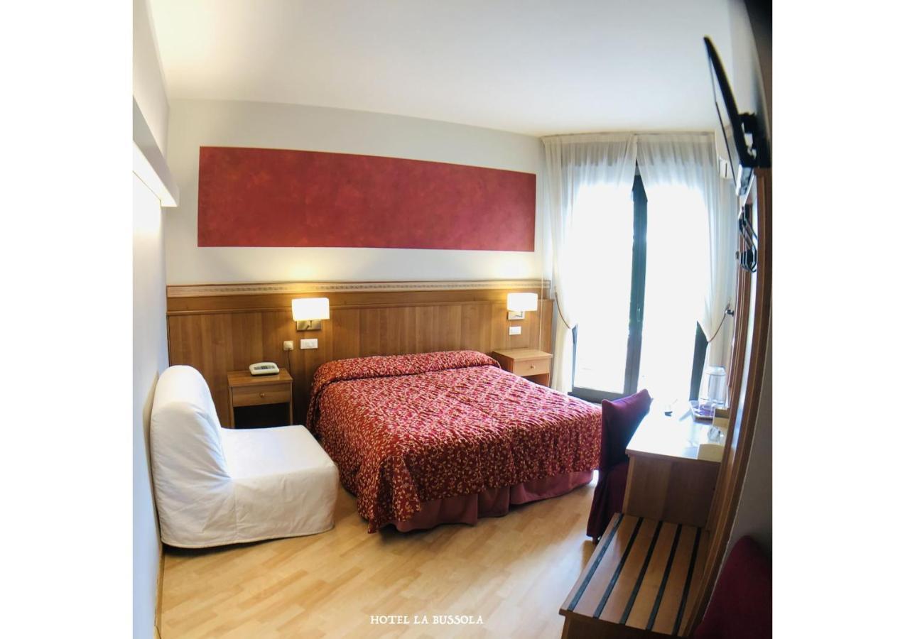 Hotel La Bussola Паденге сул Гарда Екстериор снимка