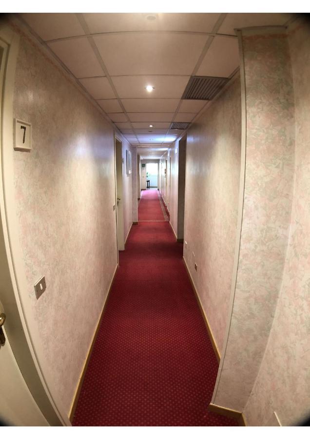 Hotel La Bussola Паденге сул Гарда Екстериор снимка