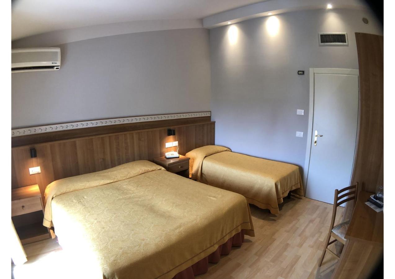 Hotel La Bussola Паденге сул Гарда Екстериор снимка
