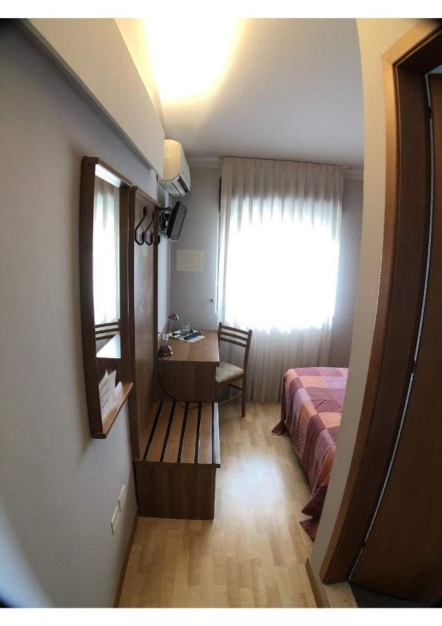 Hotel La Bussola Паденге сул Гарда Екстериор снимка