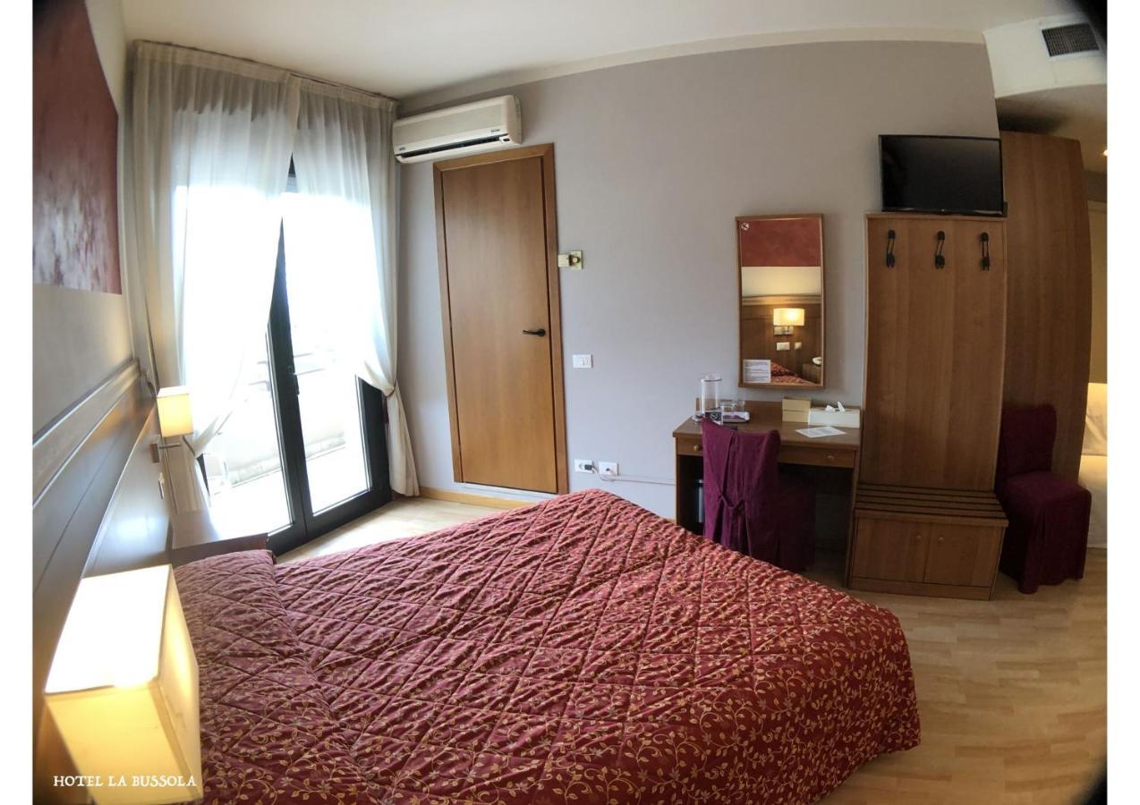 Hotel La Bussola Паденге сул Гарда Екстериор снимка
