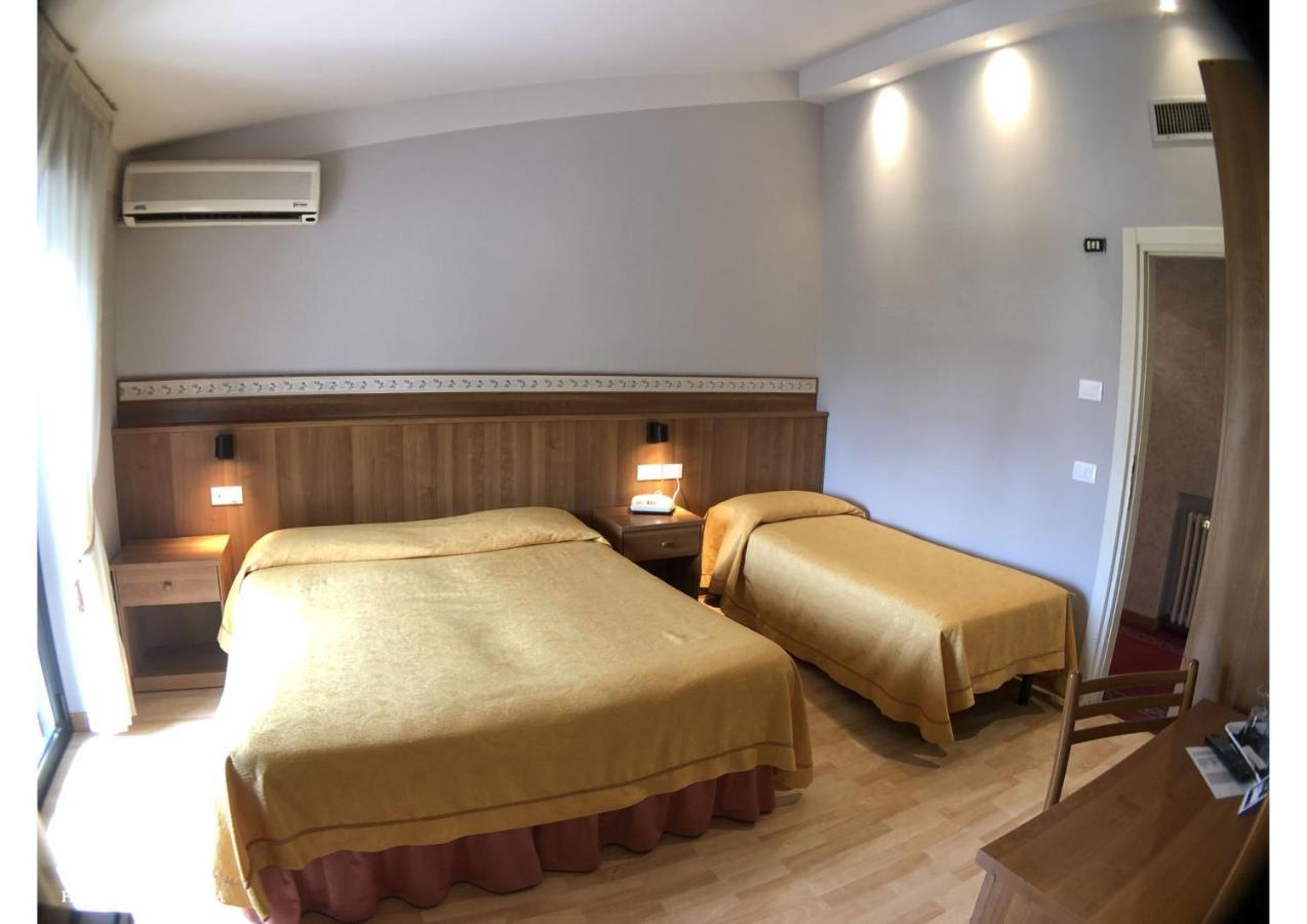 Hotel La Bussola Паденге сул Гарда Екстериор снимка