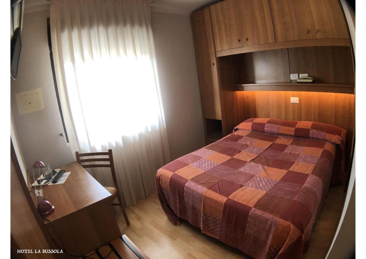 Hotel La Bussola Паденге сул Гарда Екстериор снимка