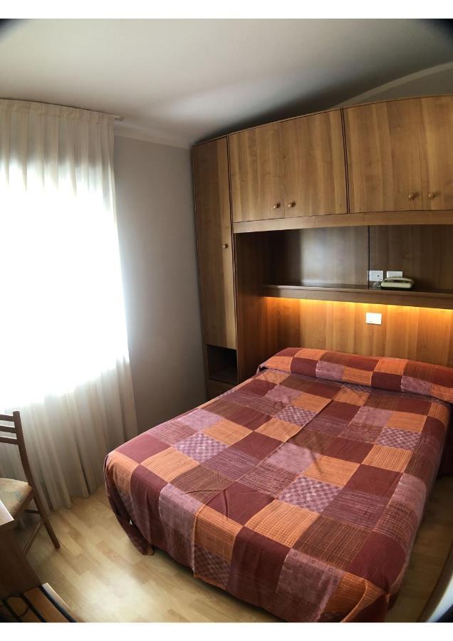 Hotel La Bussola Паденге сул Гарда Екстериор снимка