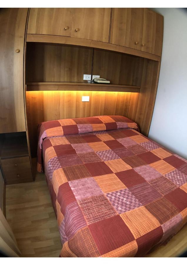 Hotel La Bussola Паденге сул Гарда Екстериор снимка