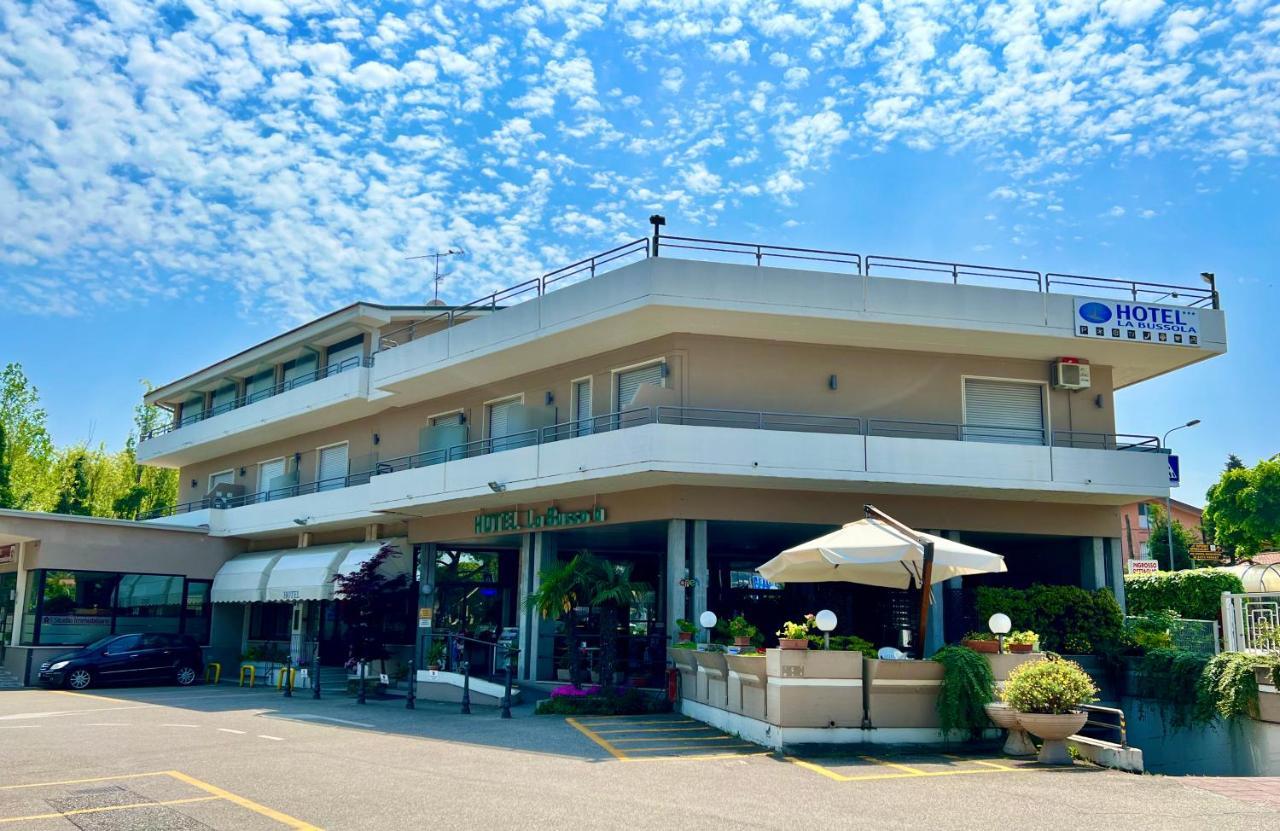 Hotel La Bussola Паденге сул Гарда Екстериор снимка