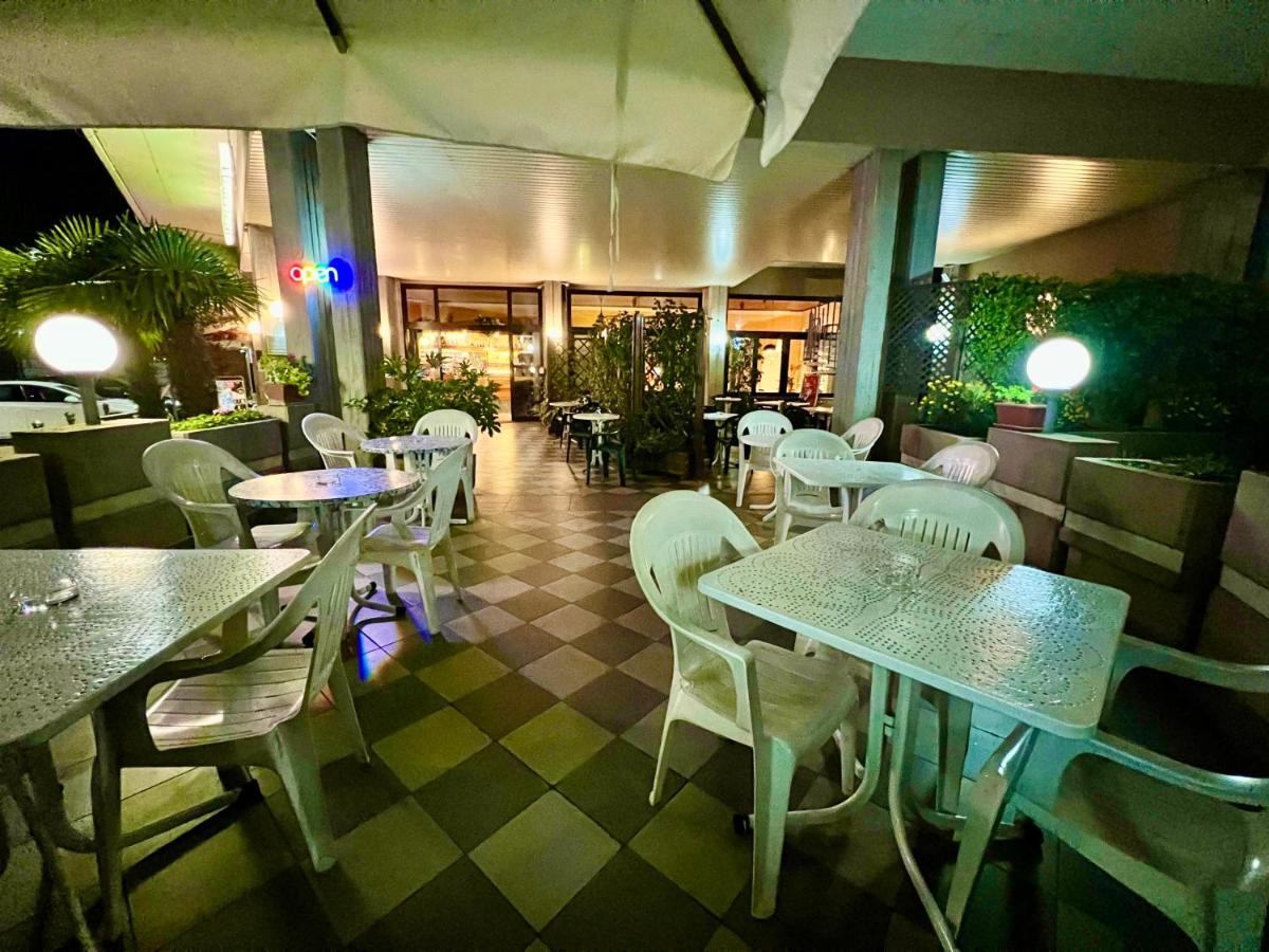 Hotel La Bussola Паденге сул Гарда Екстериор снимка