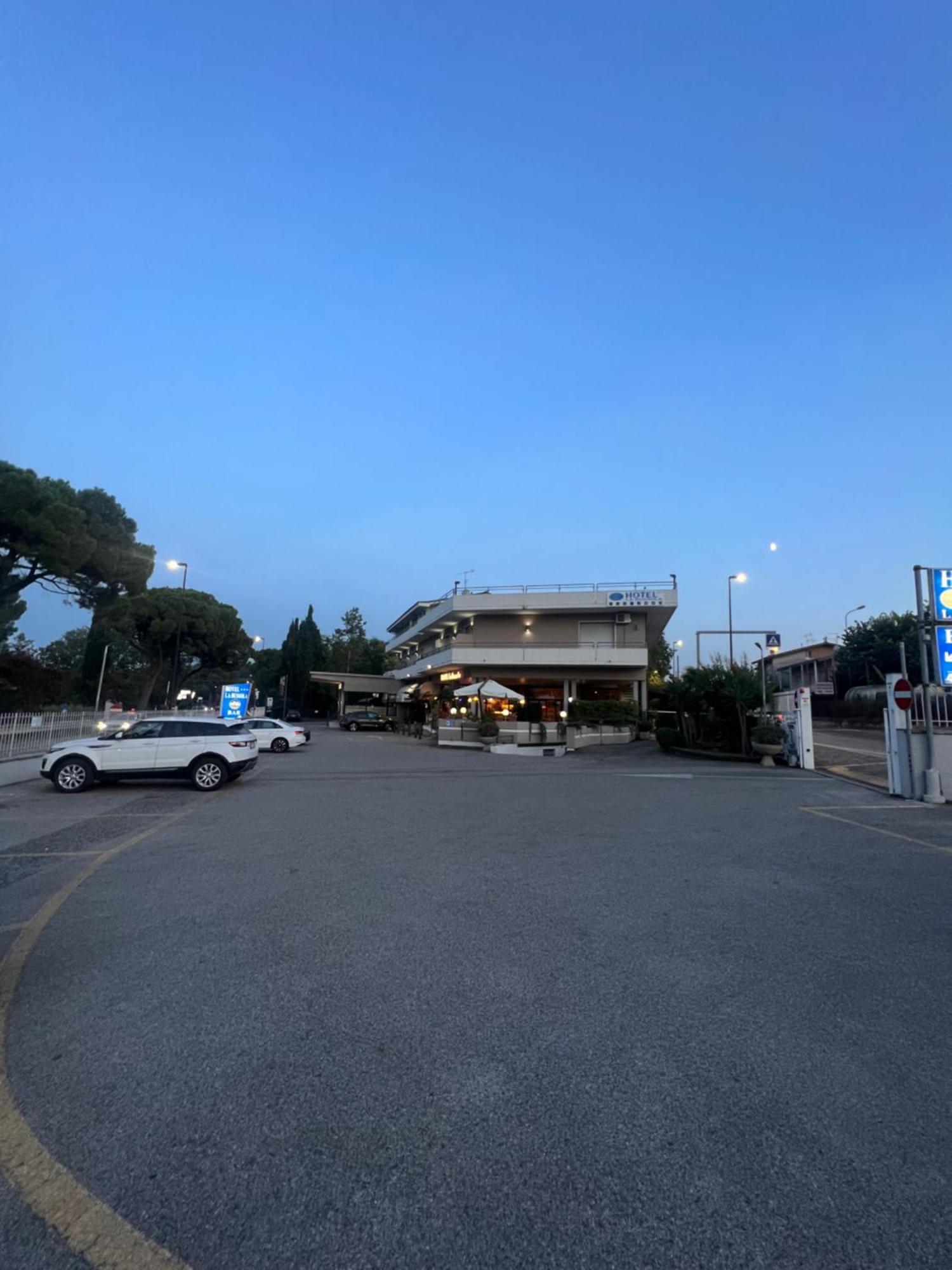 Hotel La Bussola Паденге сул Гарда Екстериор снимка