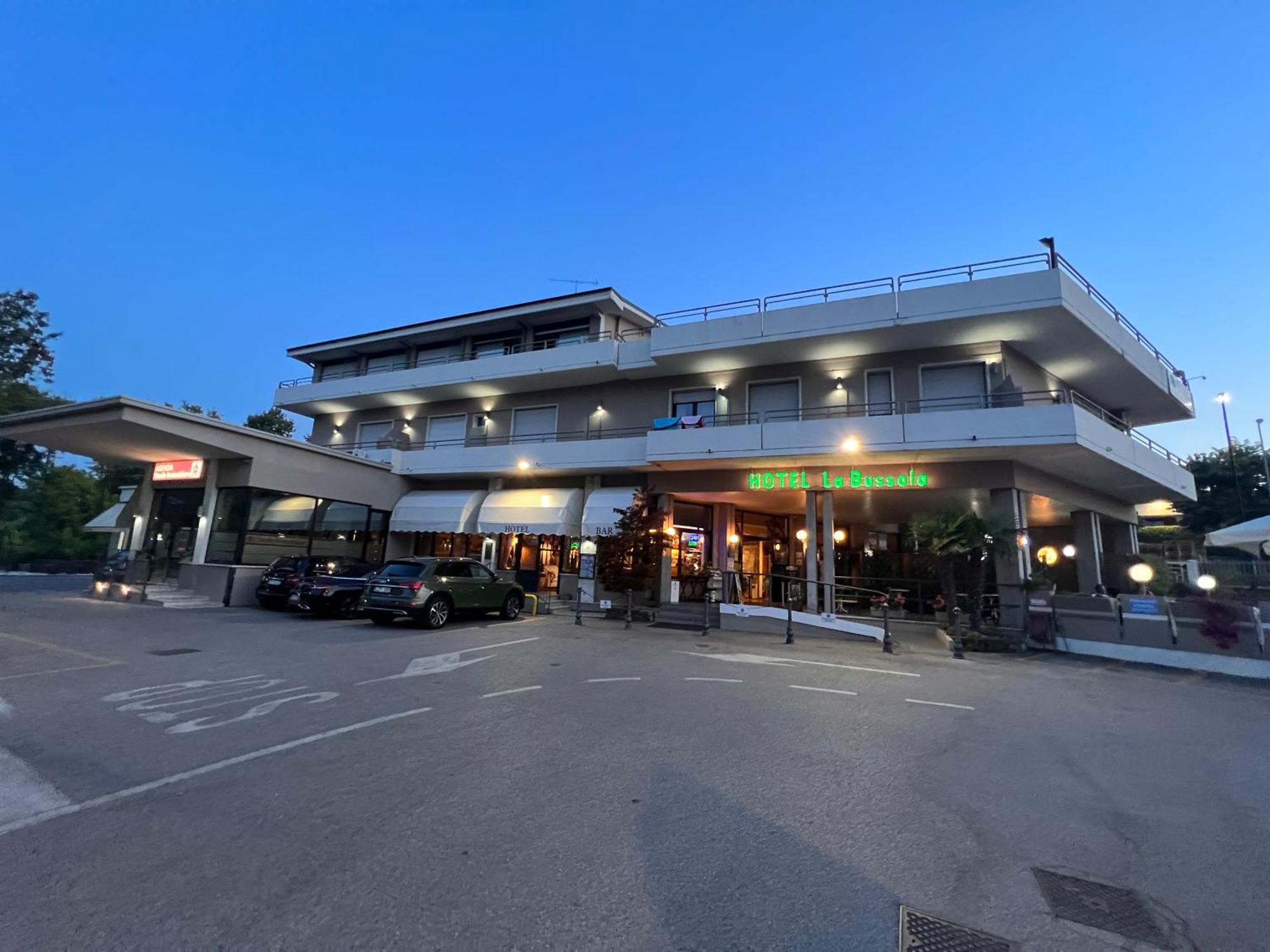 Hotel La Bussola Паденге сул Гарда Екстериор снимка