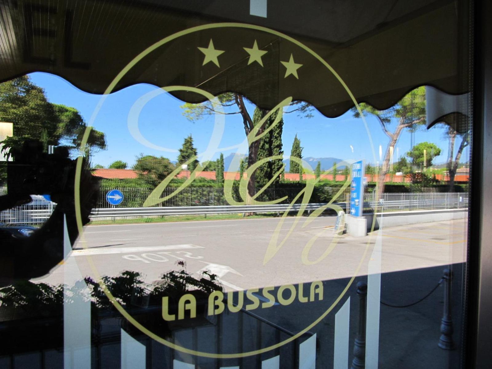 Hotel La Bussola Паденге сул Гарда Екстериор снимка