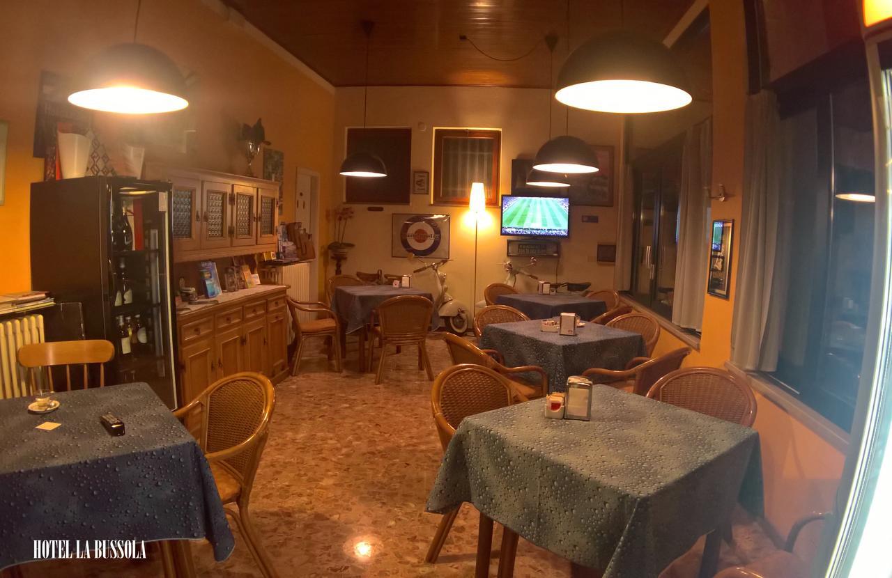 Hotel La Bussola Паденге сул Гарда Екстериор снимка