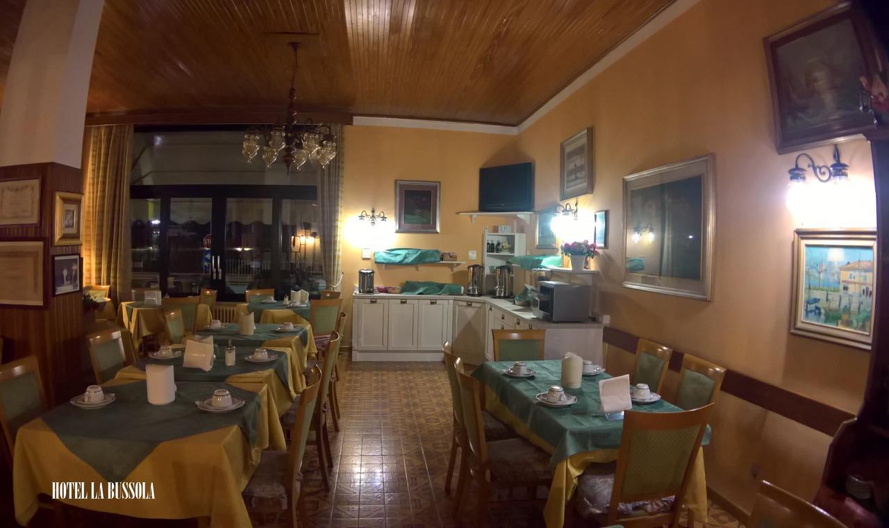Hotel La Bussola Паденге сул Гарда Екстериор снимка
