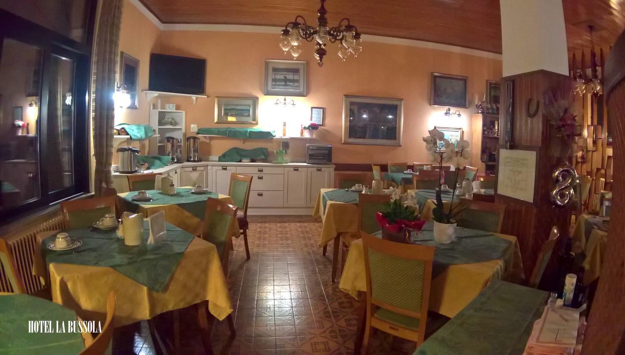 Hotel La Bussola Паденге сул Гарда Екстериор снимка