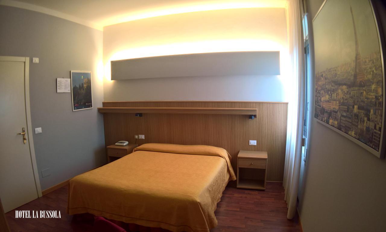 Hotel La Bussola Паденге сул Гарда Екстериор снимка