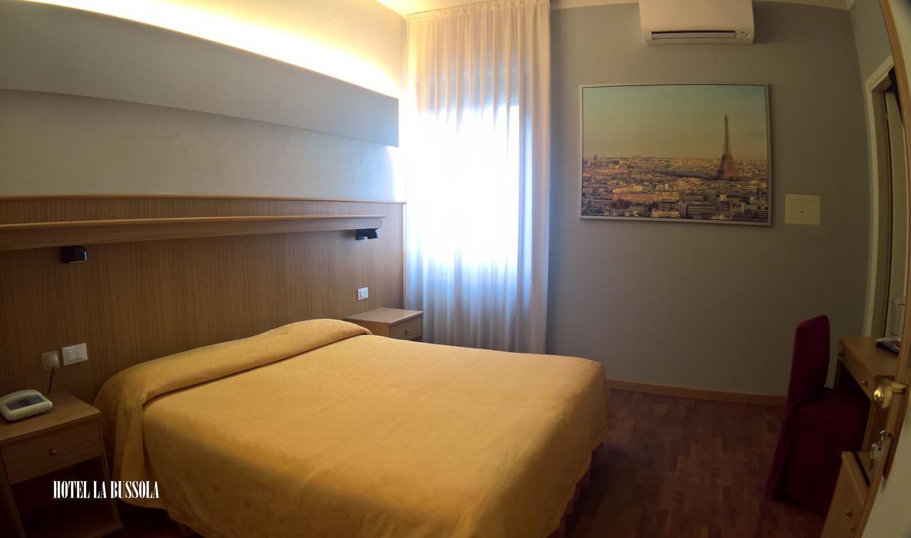 Hotel La Bussola Паденге сул Гарда Екстериор снимка