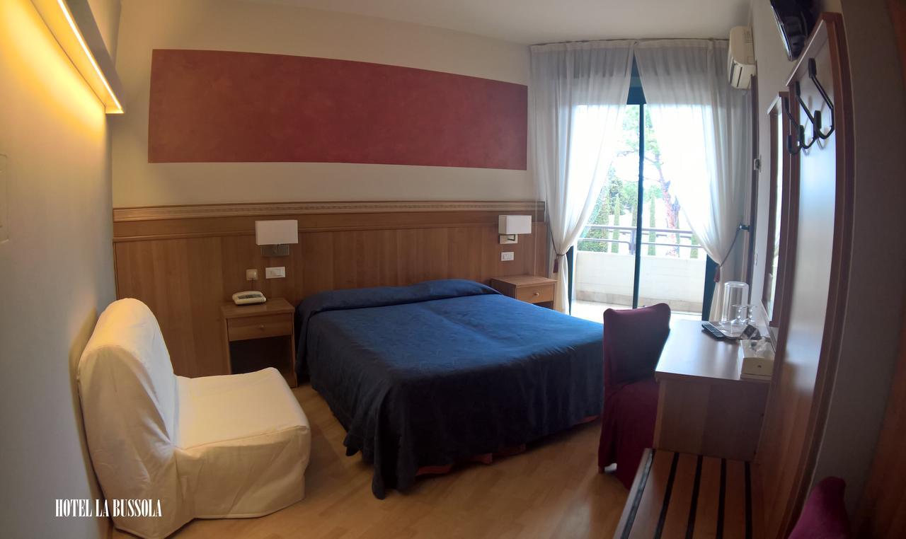 Hotel La Bussola Паденге сул Гарда Екстериор снимка