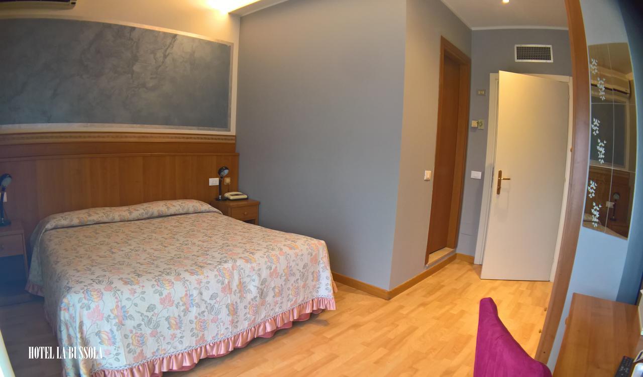 Hotel La Bussola Паденге сул Гарда Екстериор снимка