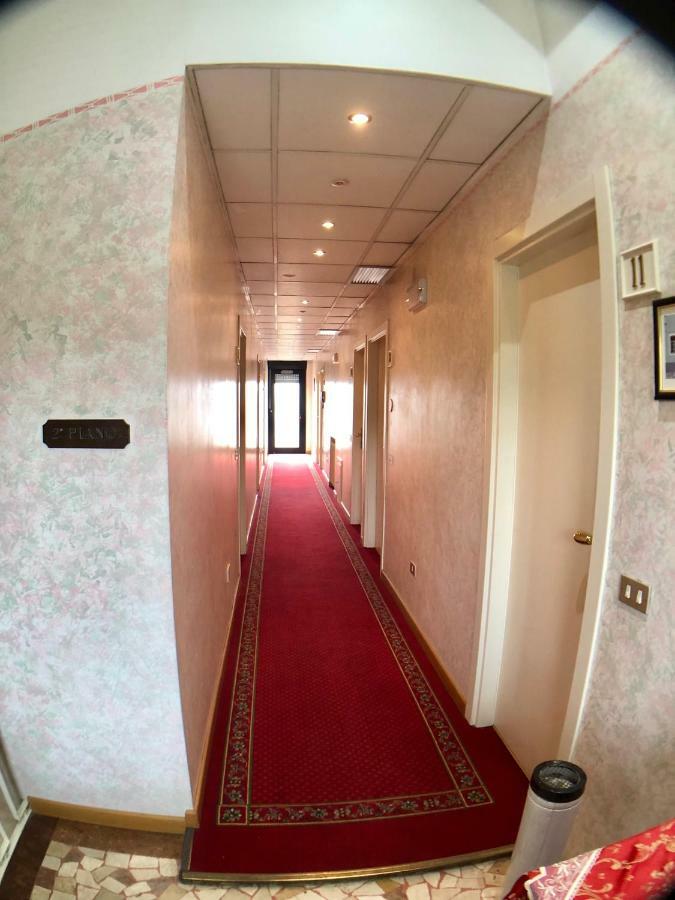 Hotel La Bussola Паденге сул Гарда Екстериор снимка