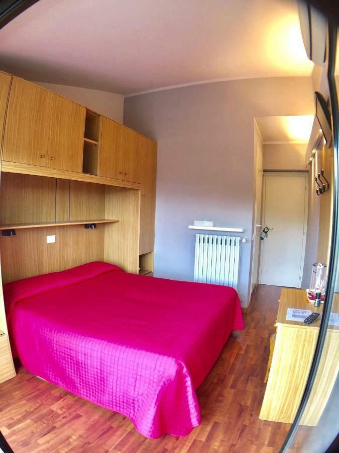 Hotel La Bussola Паденге сул Гарда Екстериор снимка