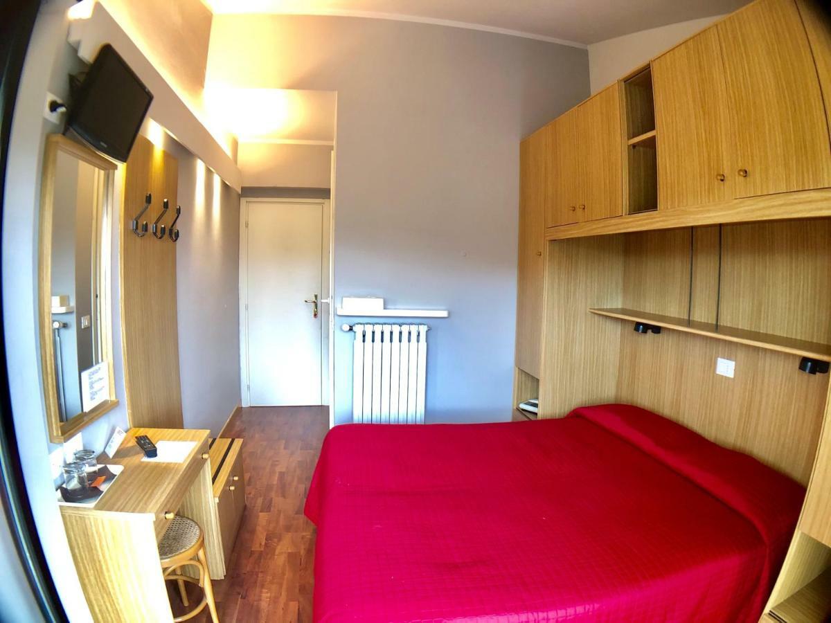 Hotel La Bussola Паденге сул Гарда Екстериор снимка