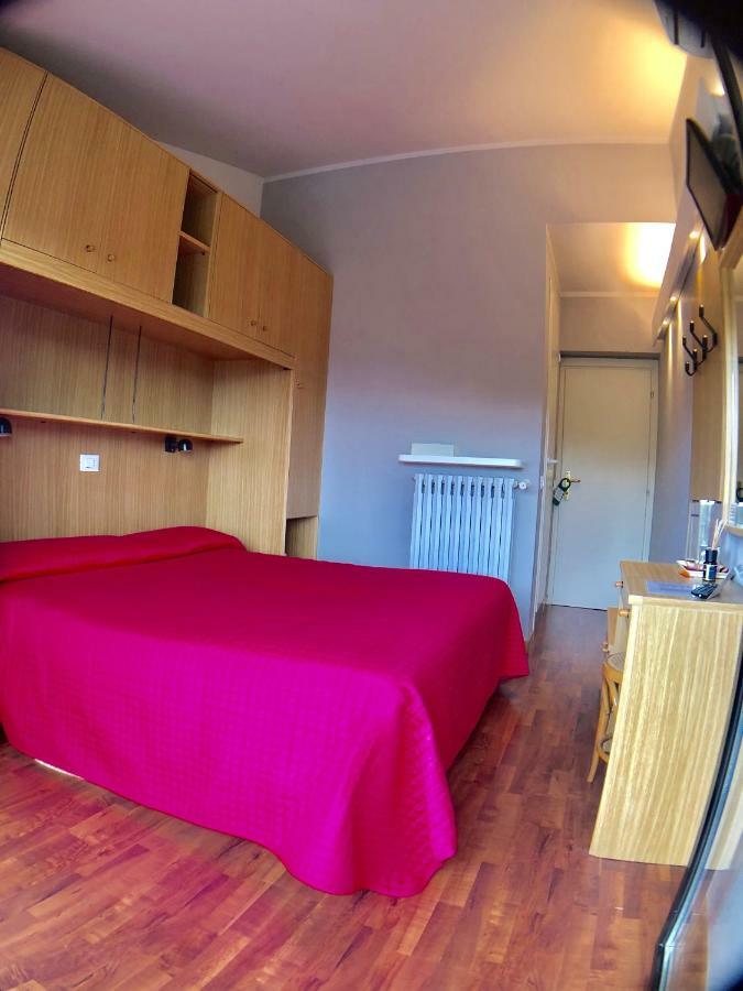 Hotel La Bussola Паденге сул Гарда Екстериор снимка