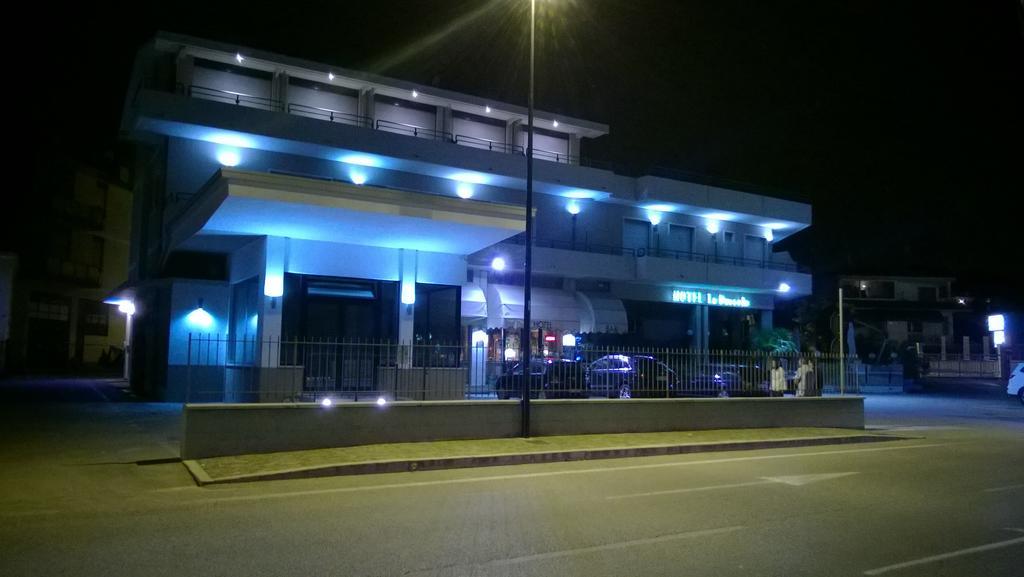 Hotel La Bussola Паденге сул Гарда Екстериор снимка